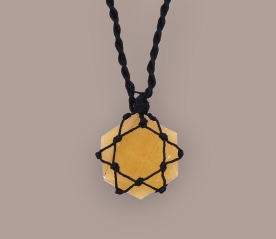 Sešstūra kulons ar dārgakmeņiem un mežģīnēm – Dzeltens kvarcs